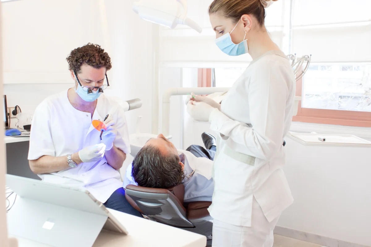 Dentistas en Clínica CIRO atendiendo paciente con tecnología avanzada en La Moraleja Madrid